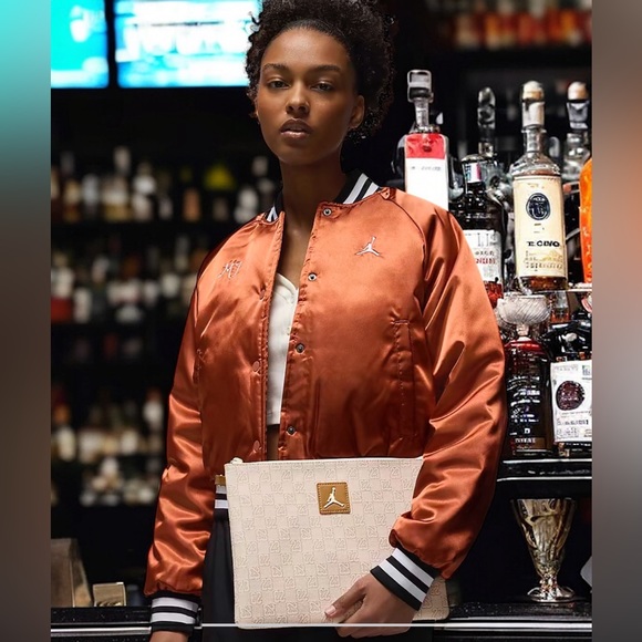 Jordan Monogram Pouch • 2024 • 0.69L or 0.98L - Picture 6 of 15